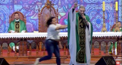 Mulher empurra Padre Marcelo Rossi do palco durante missa