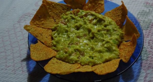Aprenda a fazer uma guacamole com o abacate que tem no freezer