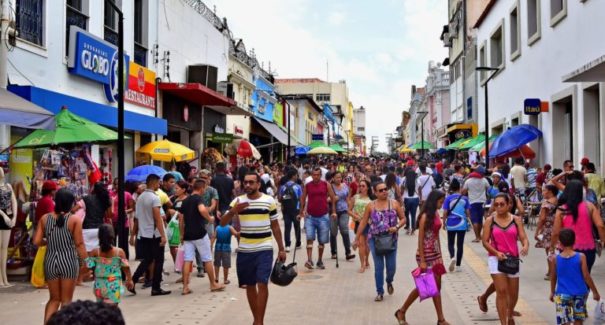 Comércio lojista volta a abrir aos domingos com novas regras sobre feriados e remunerações