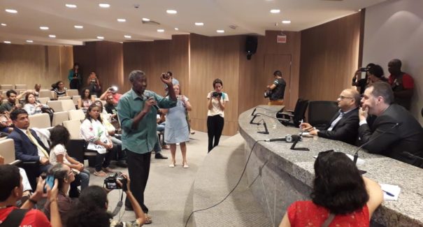 Moradores do Cajueiro invadem Palácio durante coletiva de imprensa
