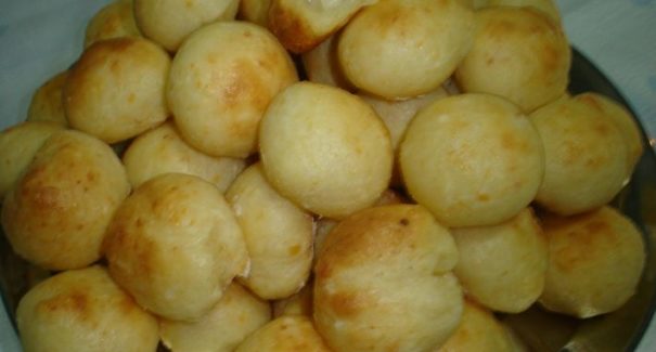 Aprenda a fazer esta delicia de pão de queijo em casa