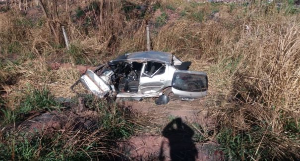 Veículo sai da pista e deixa quatro pessoas feridas em Estreito