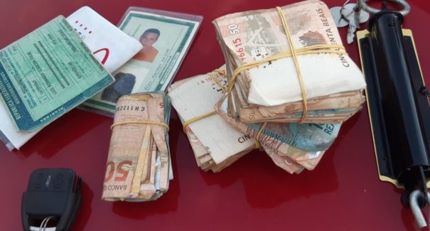 Suspeito de tráfico de drogas é preso e tenta subornar a polícia