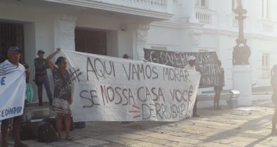 Comunidade do Cajueiro protesta em frente ao Palácio dos Leões