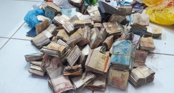 Homem é preso por tráfico de drogas e polícia encontra 130 mil reais enterrado