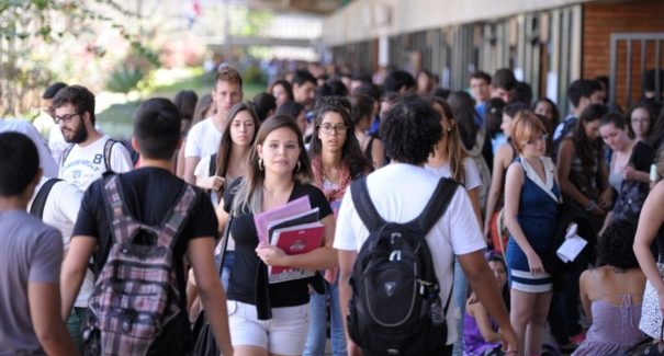 Instituições de ensino não podem reter documentos de alunos inadimplentes