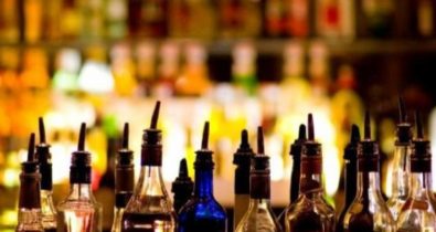 Acabar bebida em evento open bar configura descumprimento de oferta