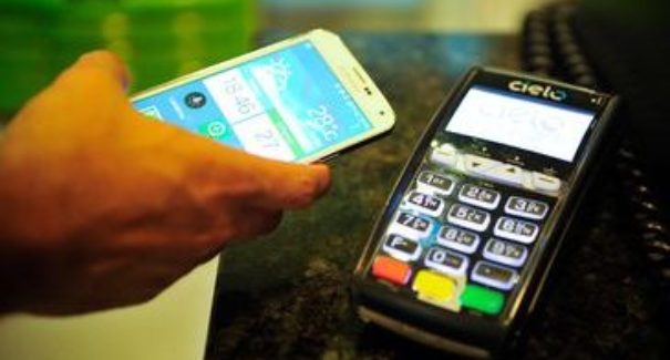 Mais de 60% dos brasileiros usam meios digitais para pagamentos