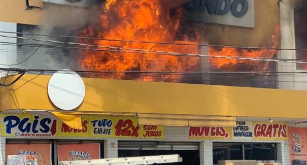 Loja de eletrodomésticos pega fogo na Cohab