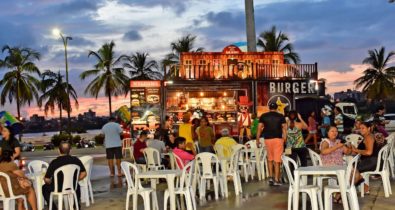 Cultura e gastronomia na praça Maria Aragão