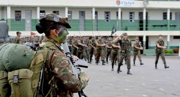 Cúpula militar pressiona Congresso por PEC que veta farda na política