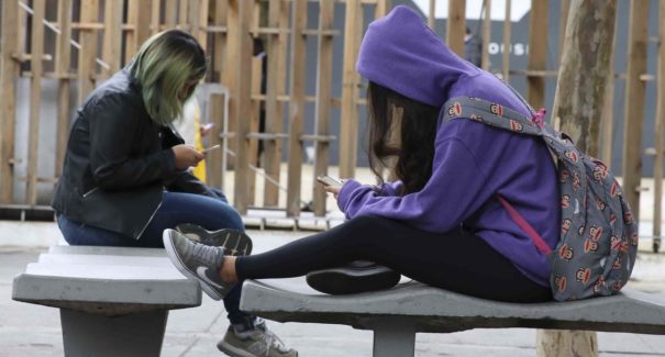 Uso de celular com cabeça inclinada pode causar lesão na cervical