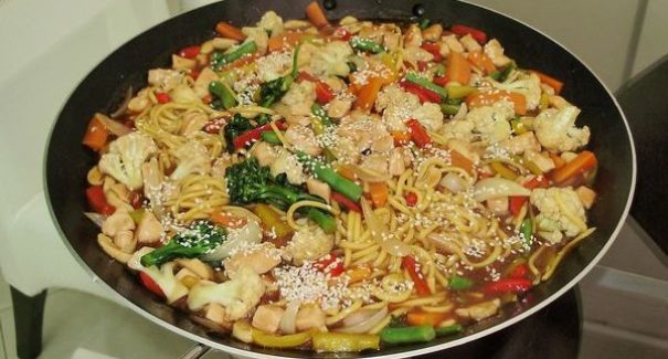 Saiba como fazer uma receita de Yakisoba