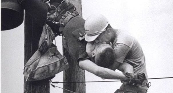 Conheça a história da foto premiada “O beijo da vida”