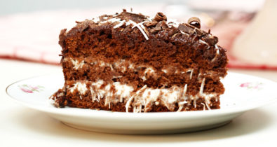 Aprenda a fazer uma receita de bolo de chocolate com recheio de beijinho