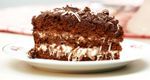 Aprenda a fazer uma receita de bolo de chocolate com recheio de beijinho