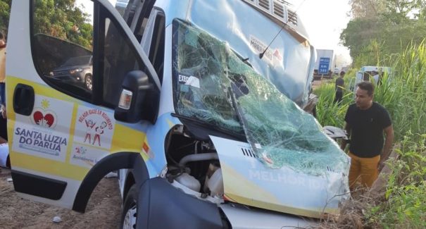Acidente entre van e caminhão deixa um morto na BR-222