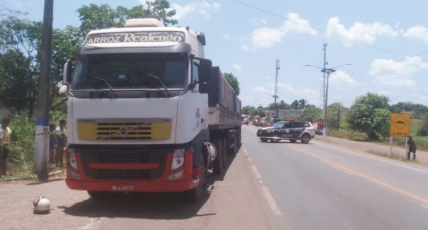 Mulher é atropelada e morta por uma carreta na BR-135