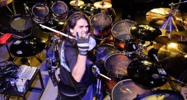 Aquiles Priester participa de tributo à Iron Maiden nesta quinta (26)