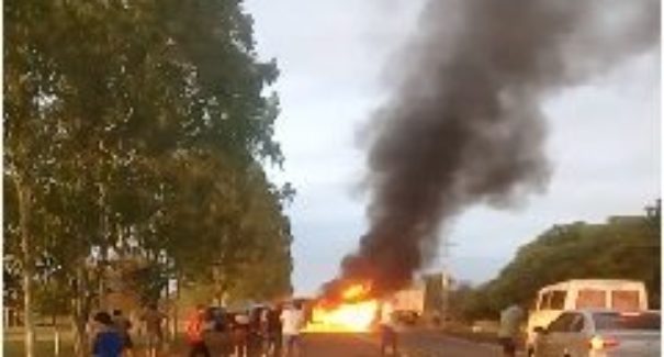 Após colisão carro pega fogo na BR-226