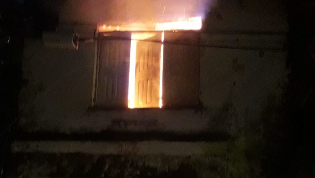 Vídeo: casa é incendiada após briga de vizinhos na Camboa