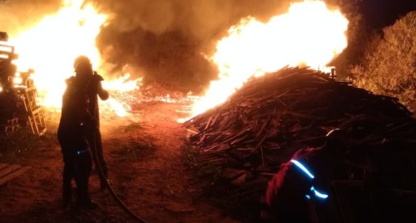 Grave incêndio em fábrica de móveis em Caxias