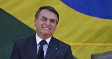 Bolsonaro assina MP para criação de cartão estudantil digital