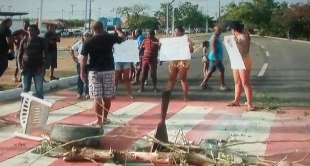 Moradores do Jaracati realizam protesto e interditam a ponte Bandeira Tribuzzi em São Luís