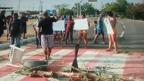 Moradores do Jaracati realizam protesto e interditam a ponte Bandeira Tribuzzi em São Luís