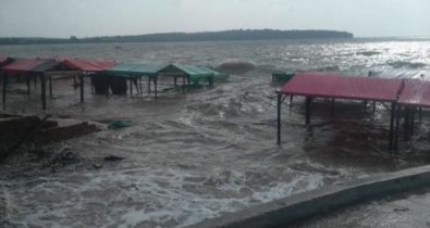 Água da maré transborda e invade casas em praia de Raposa