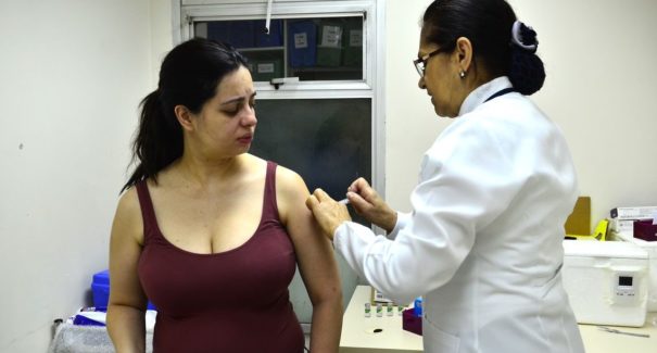 Vacinar gestante é fundamental para proteger bebê, dizem especialistas