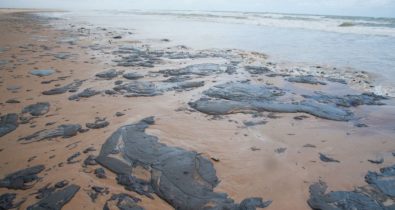 PF instaura inquérito para investigar óleo encontrado em praias