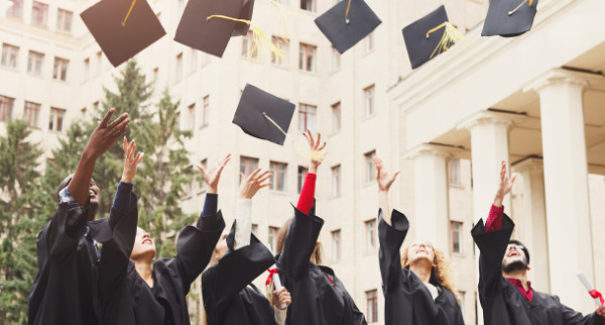 Confira como montar lista de ideias para presentear formandos