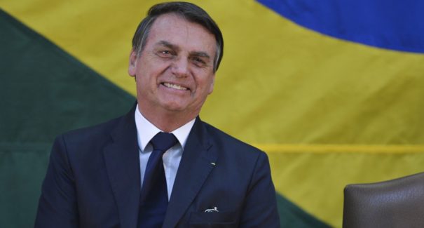 Bolsonaro assina MP que prevê 13º salário a beneficiários do Bolsa Família