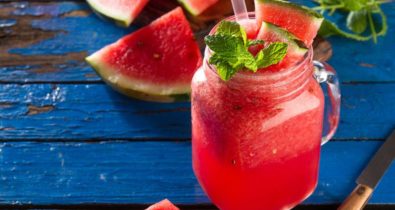 Aprenda a fazer suco refrescante de melancia com hortelã