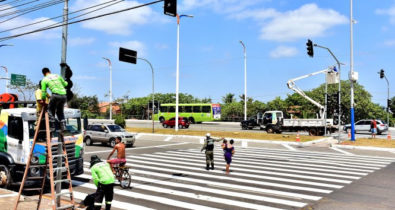 Prefeitura instala sinal na Avenida Carlos Cunha