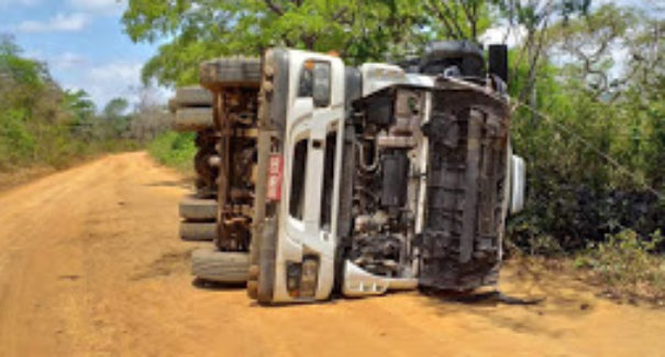 Carreta carregada de carvão tomba em estrada vicinal do interior