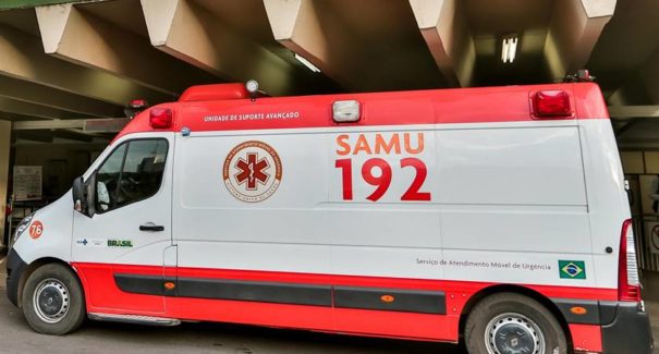 Criança cai da janela de prédio após ser deixada sozinha