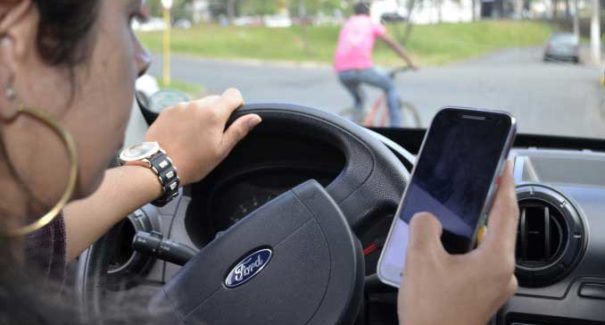 Maio Amarelo: associação alerta para riscos do celular ao volante
