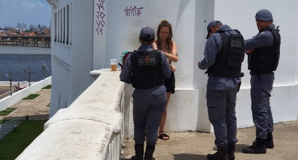 Mulher é flagrada pichando muro do Palácio dos Leões
