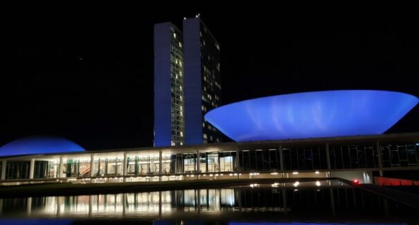 Congresso é iluminado de azul como alerta para prevenção