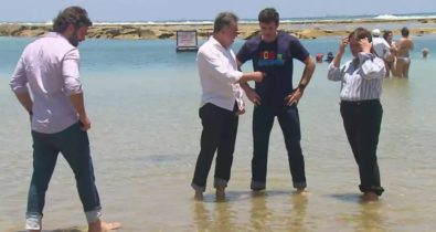 “Apta para banho”, diz ministro após molhar os pés em praia com óleo