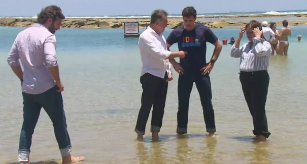 “Apta para banho”, diz ministro após molhar os pés em praia com óleo