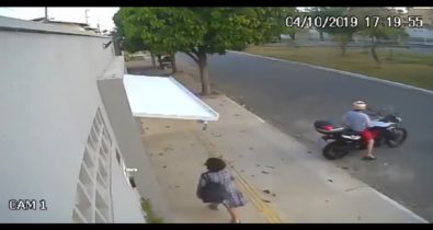 Câmera de segurança flagra mulher sendo “engolida” por portão