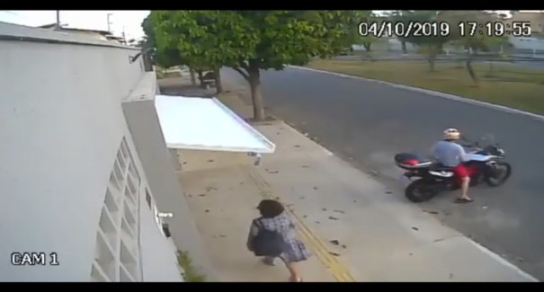 Câmera de segurança flagra mulher sendo “engolida” por portão