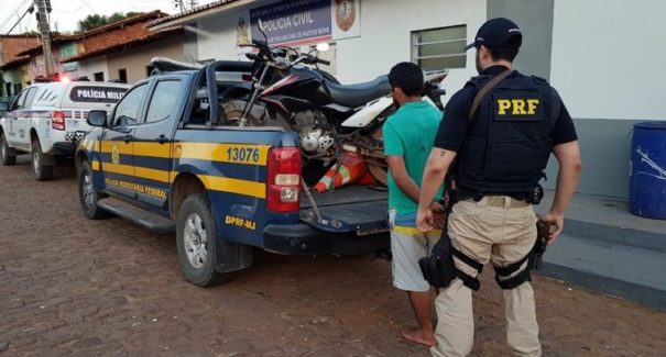 Condutor de motocicleta embriagado ameaça PRF e é detido com choque elétrico