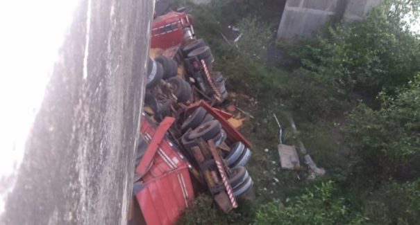 Carreta que caiu da ponte da Estiva é retirada do local nesta manhã