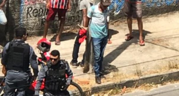 Dupla suspeita de assalto é linchada e amarrada em poste por populares