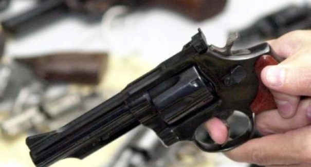 Pai é baleado na cabeça após ter casa invadida; filho que estava no seu colo também é atingido