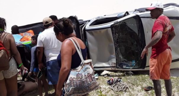 Caminhonete capota nos lençóis maranhenses e deixa 11 feridos